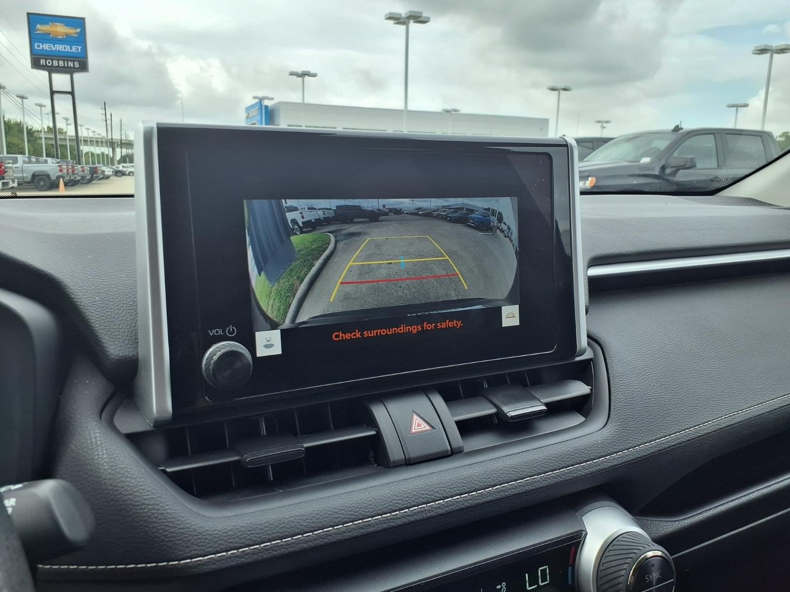 2025 Toyota RAV4 XLE - Photo 25