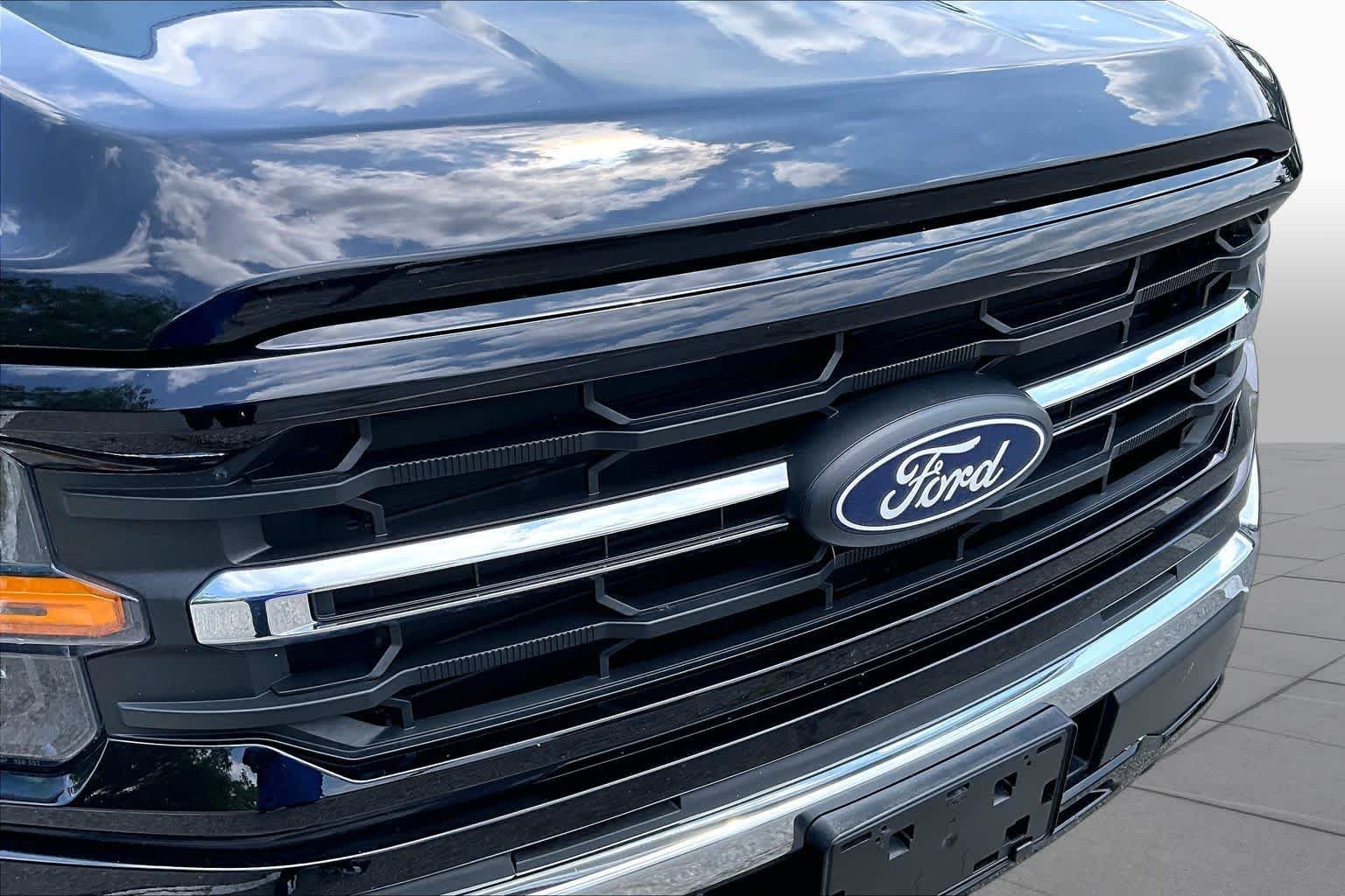 Used 2025 Agate Black Metallic Ford XLT image 29