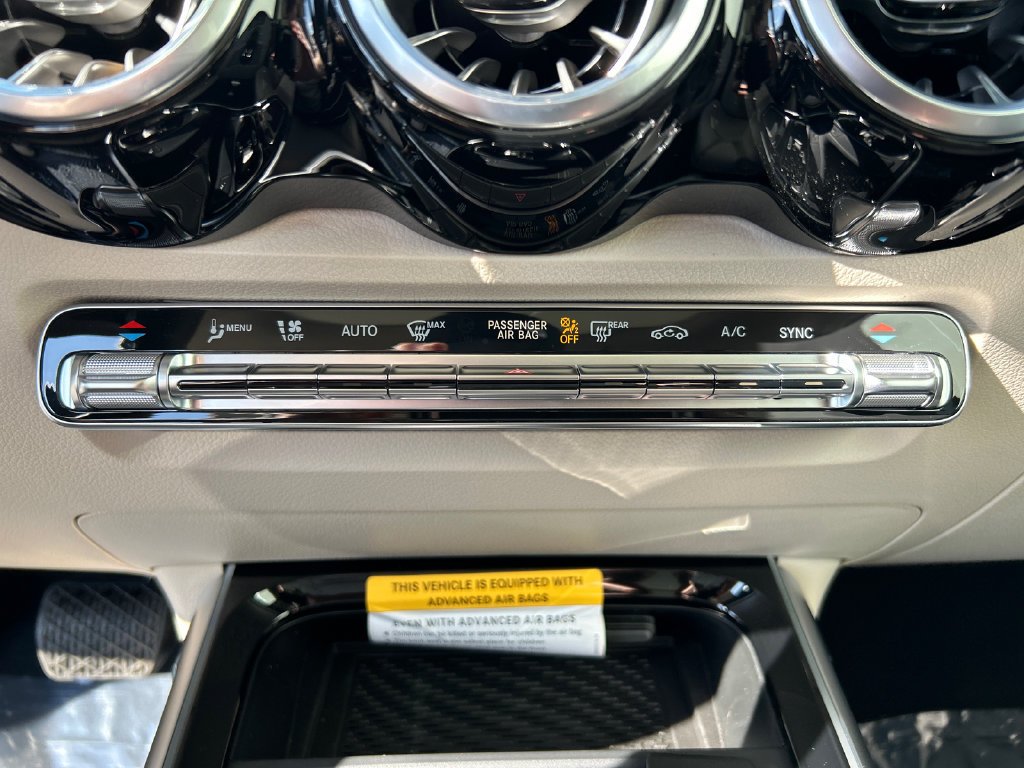 New 2026 Polar White Mercedes-Benz GLB 250 image 21