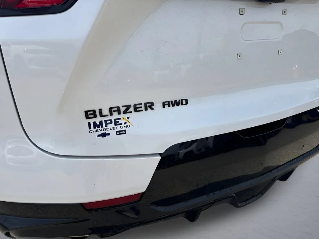 Used 2022 Iridescent Pearl Tricoat Chevrolet RS image 35