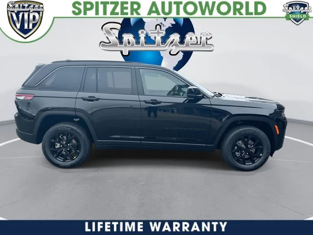New 2026 Diamond Black Crystal Pearl-Coat Exterior Paint Jeep Laredo Altitude image 10