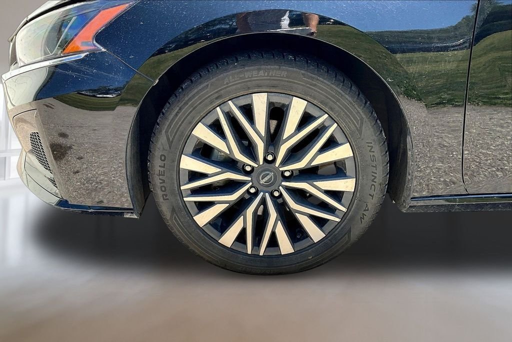 Used 2025 Super Black Clearcoat Nissan 2.5 SV image 29