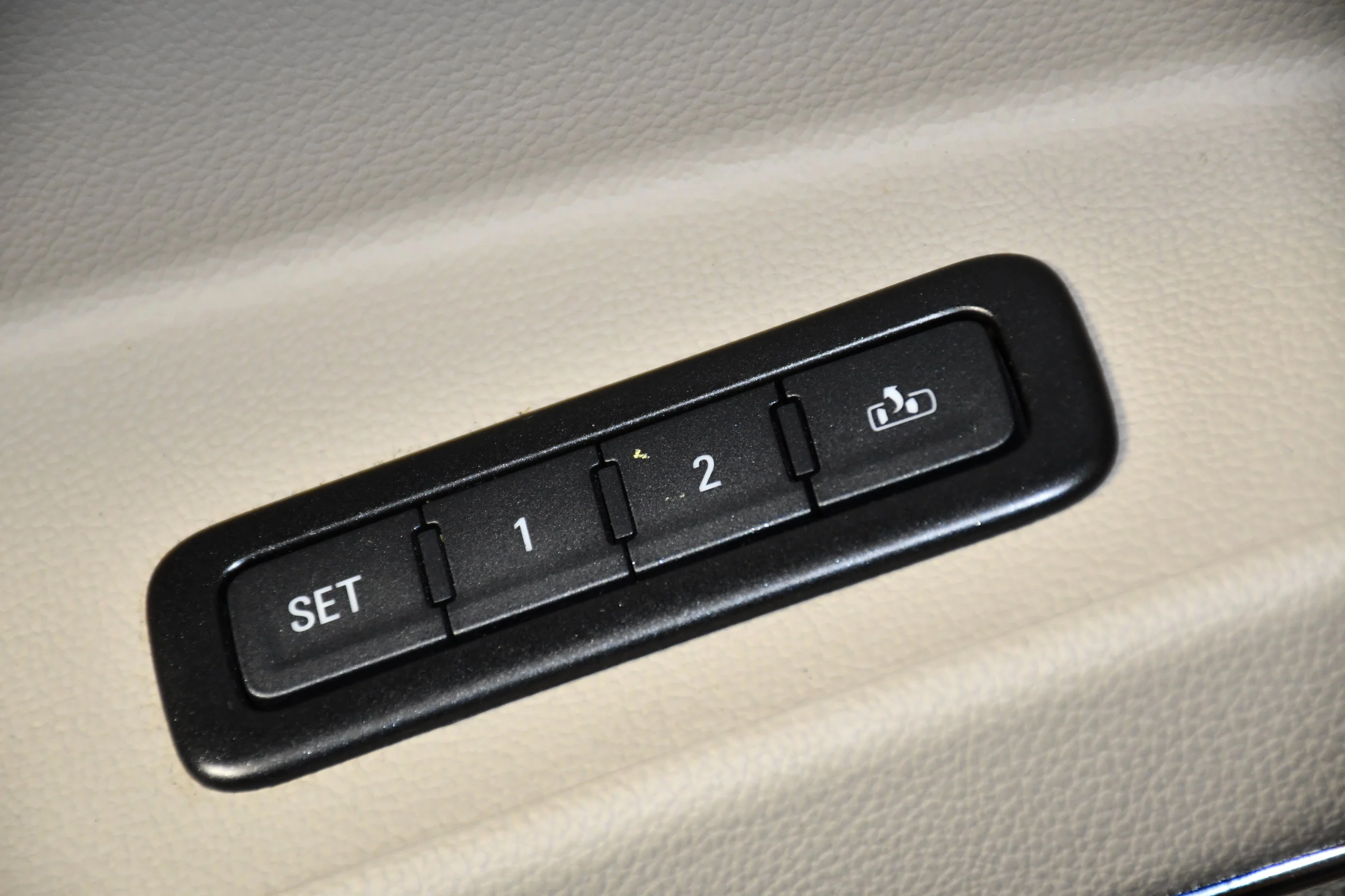Used 2018 Onyx Black GMC Denali image 36