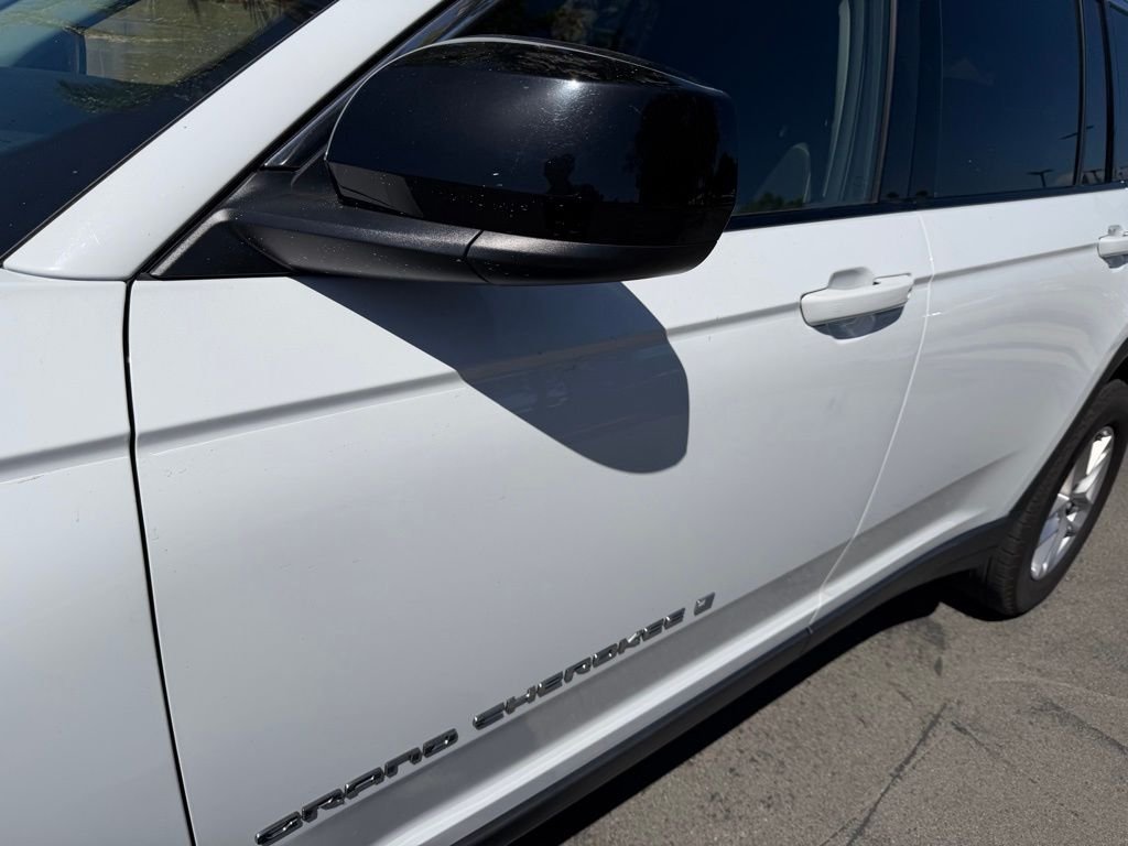 Used 2023 White/off-white Jeep Laredo image 7