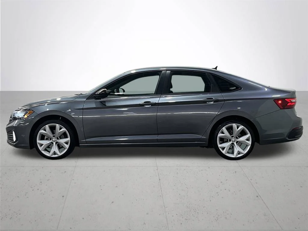 Used 2022 Gray Volkswagen 1.5T Sport image 17