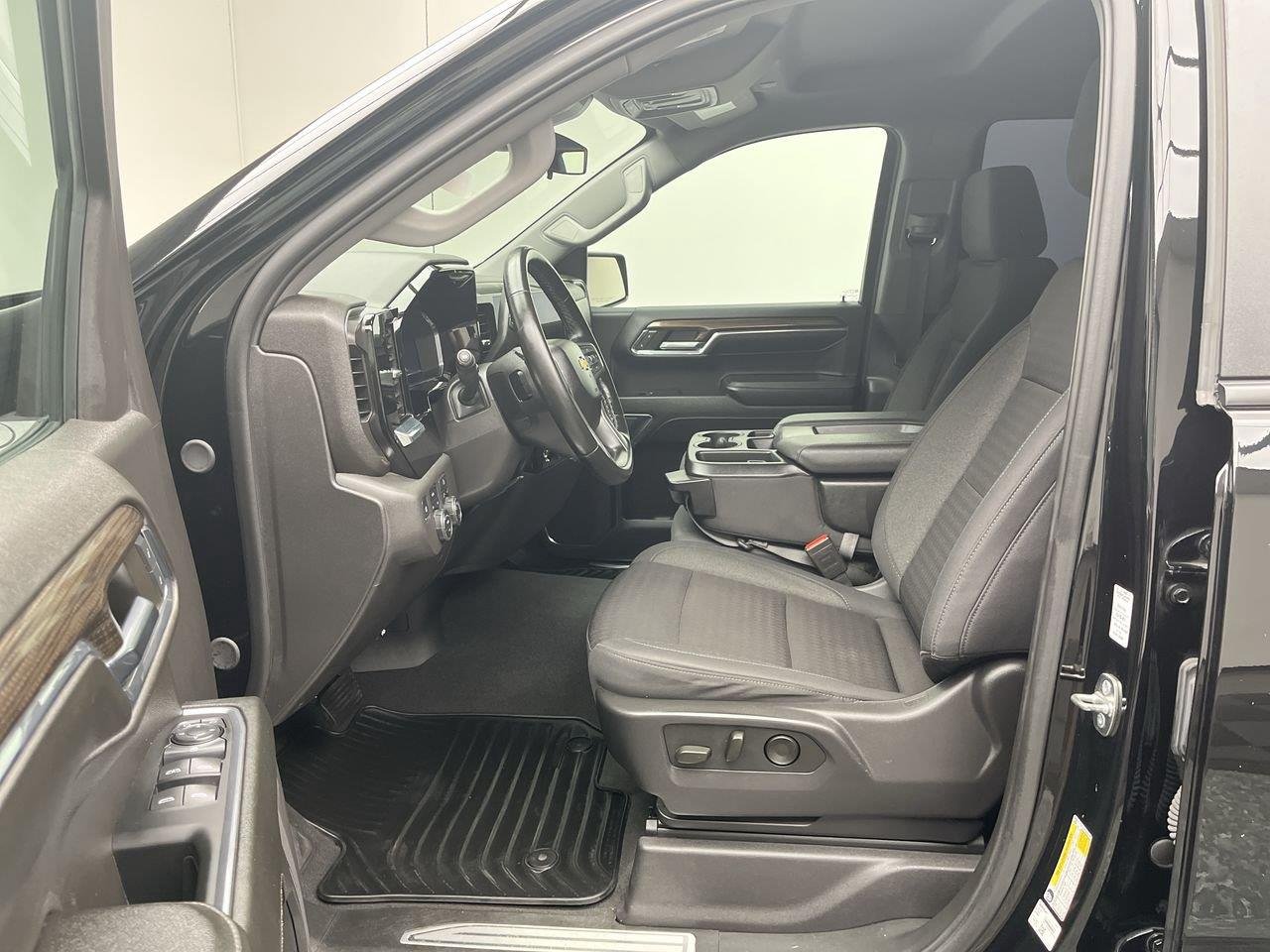 2024 Chevrolet Silverado 1500 LT - Photo 3