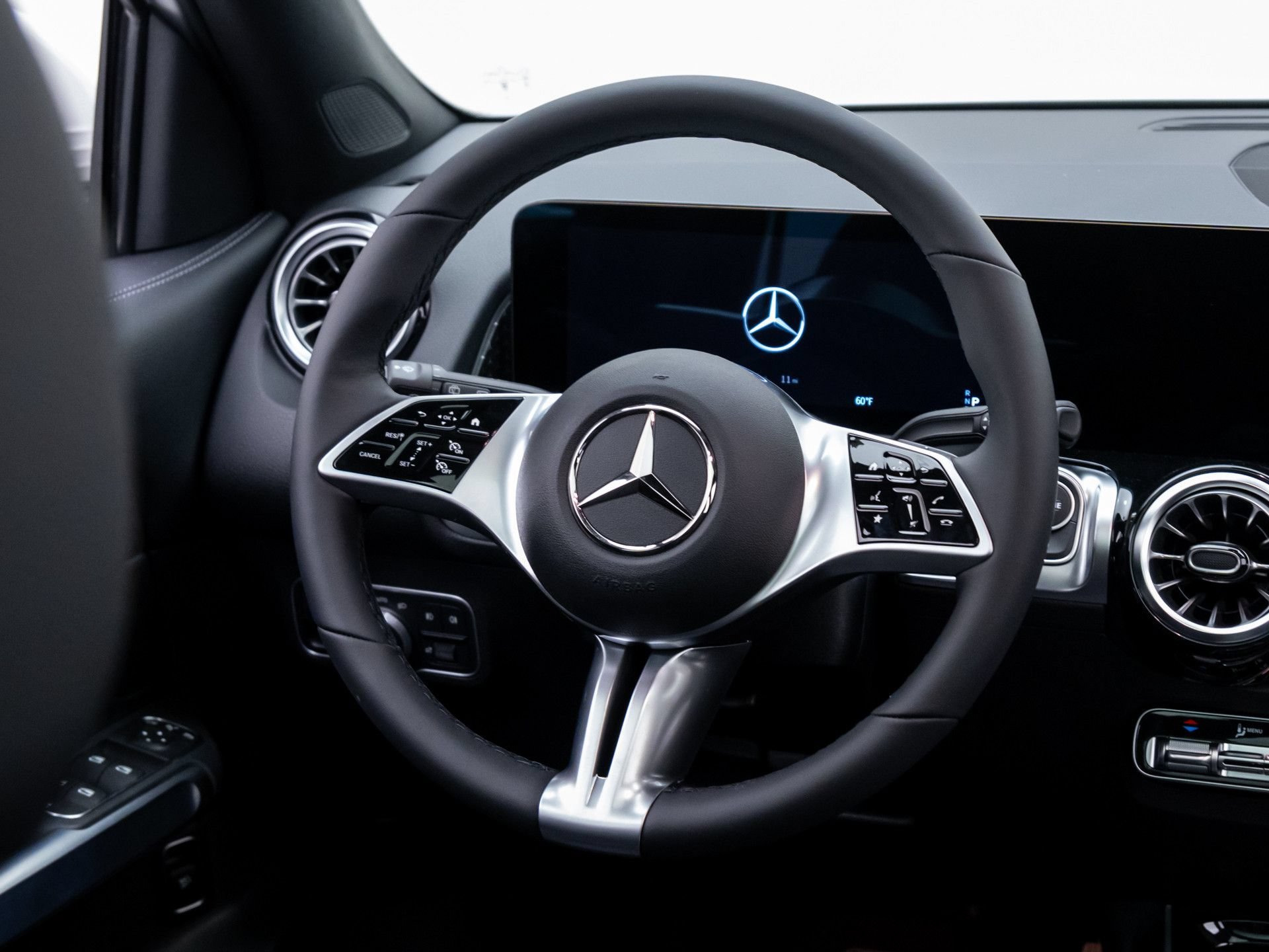New 2026 Polar White Mercedes-Benz GLB 250 image 47