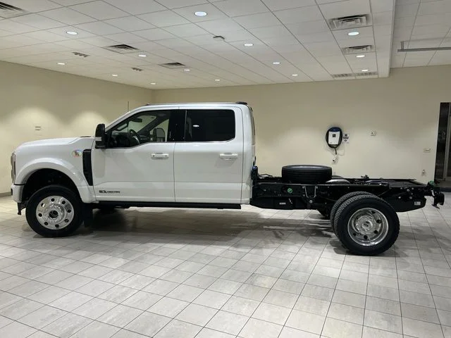 New 2027 Star White Metallic Tri-Coat Ford F-550® Platinum image 2