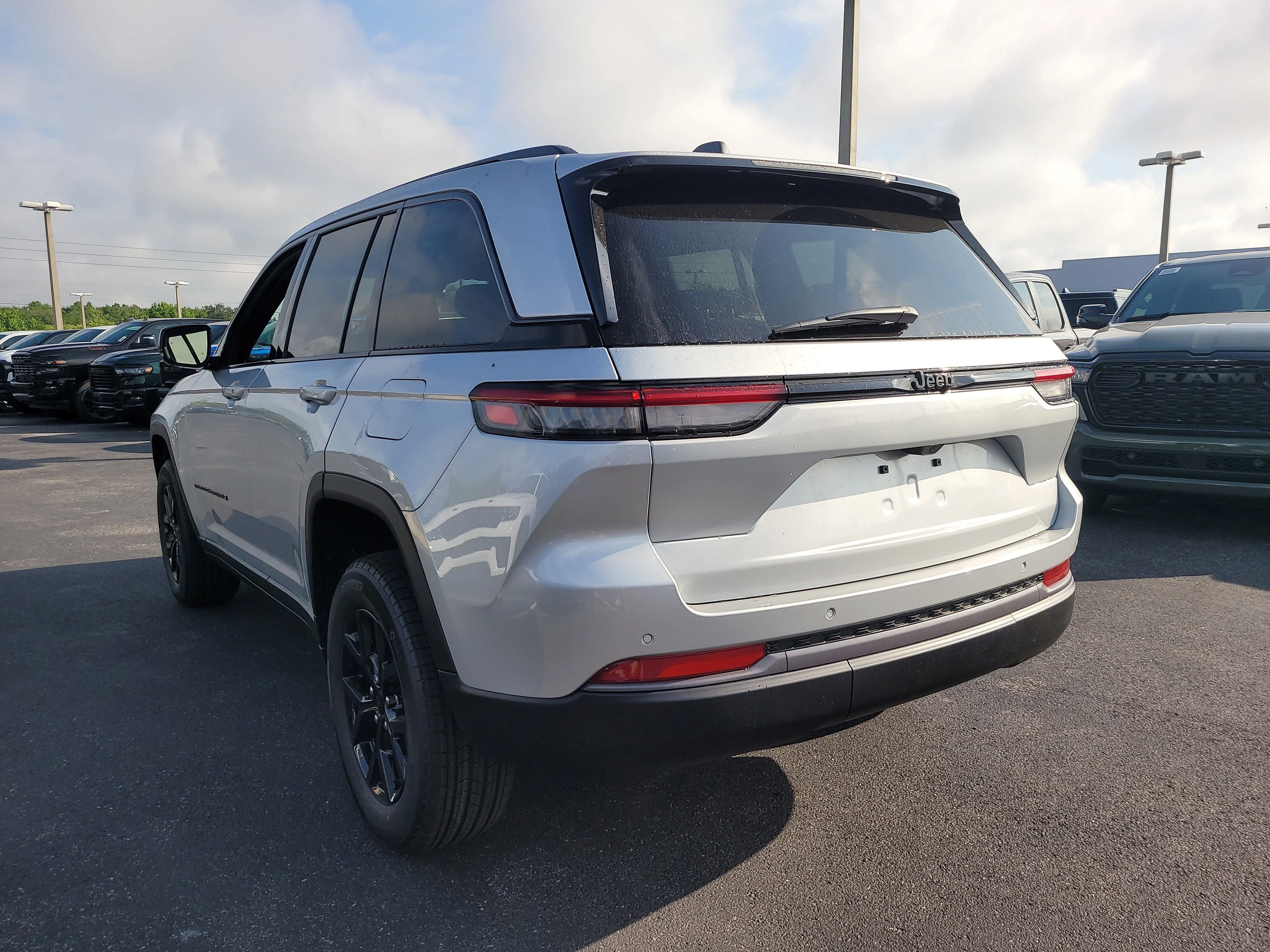 New 2026 Silver Zynith Jeep Laredo Altitude image 8