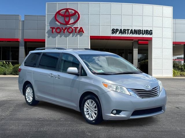 2016 Toyota Sienna XLE V6 7-Passenger Access Seat's photo