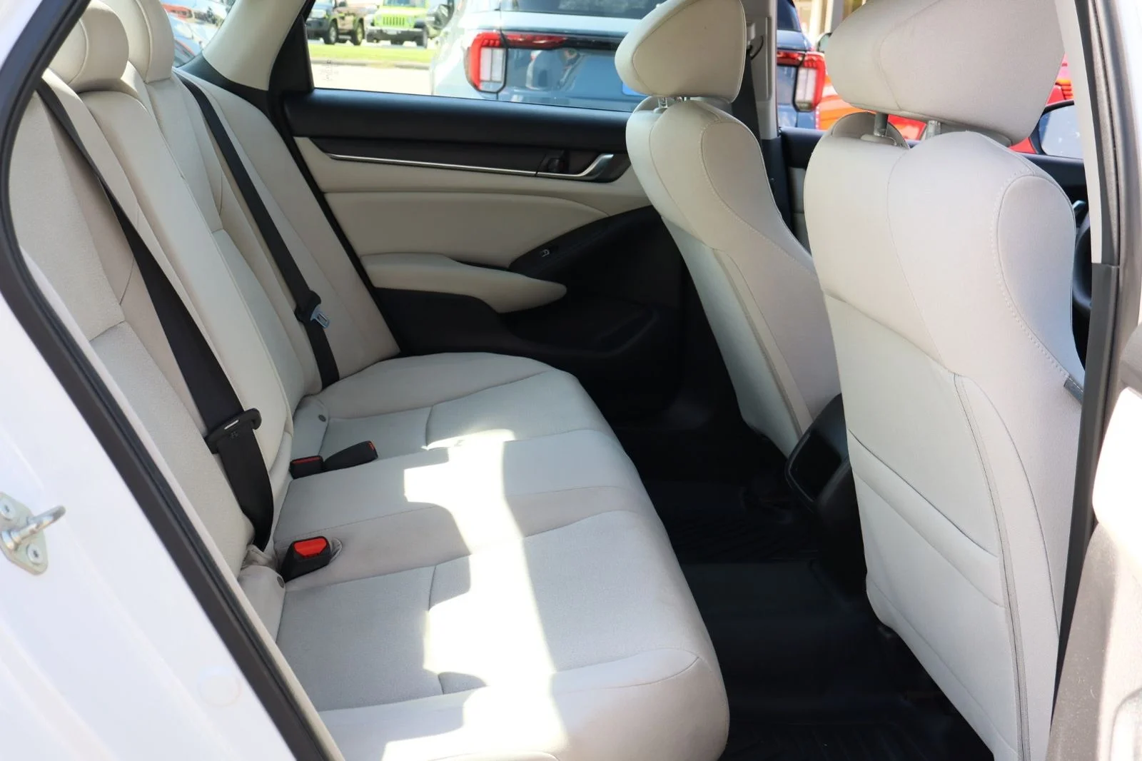 Used 2018 White Honda LX image 31