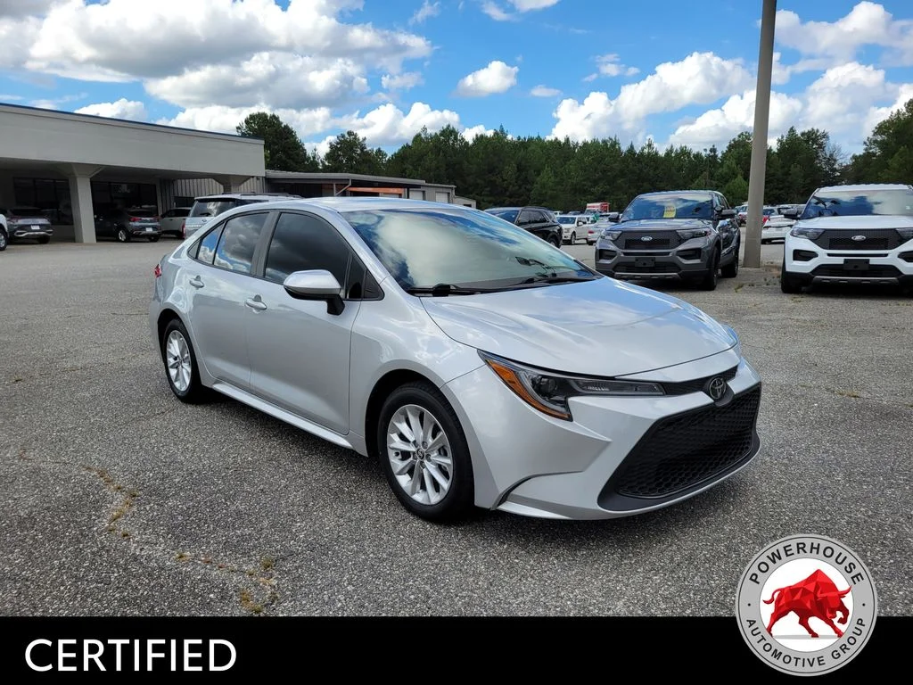 Used 2022 Silver Toyota LE image 9