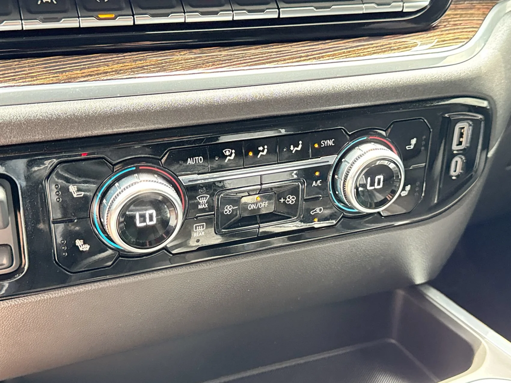 Used 2025 Summit White GMC Elevation image 19