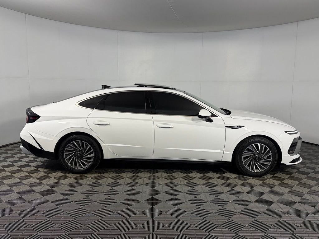Used 2025 White Hyundai Limited image 5