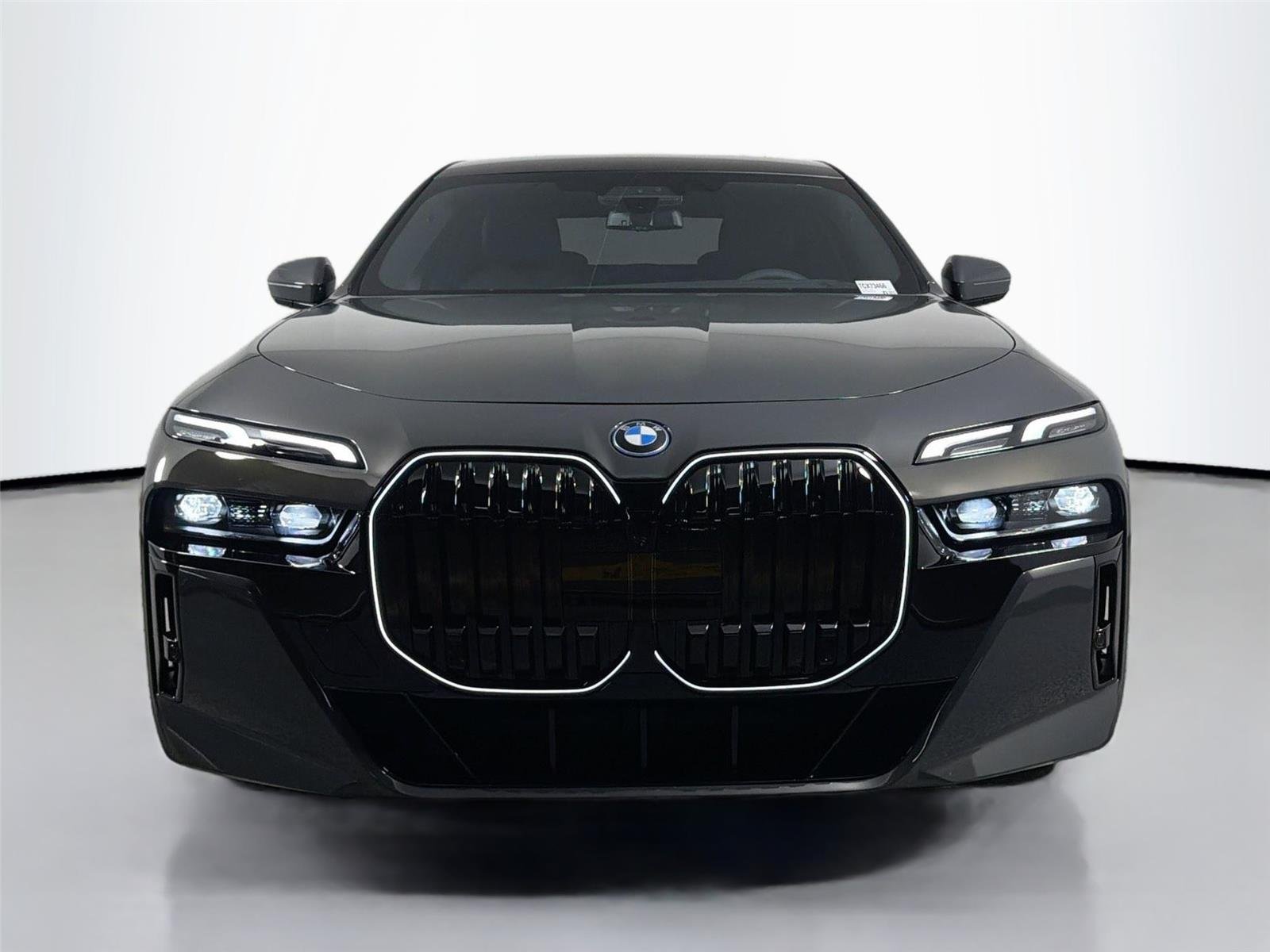 New 2026 Dravit Grey Metallic BMW 750e xDrive image 4