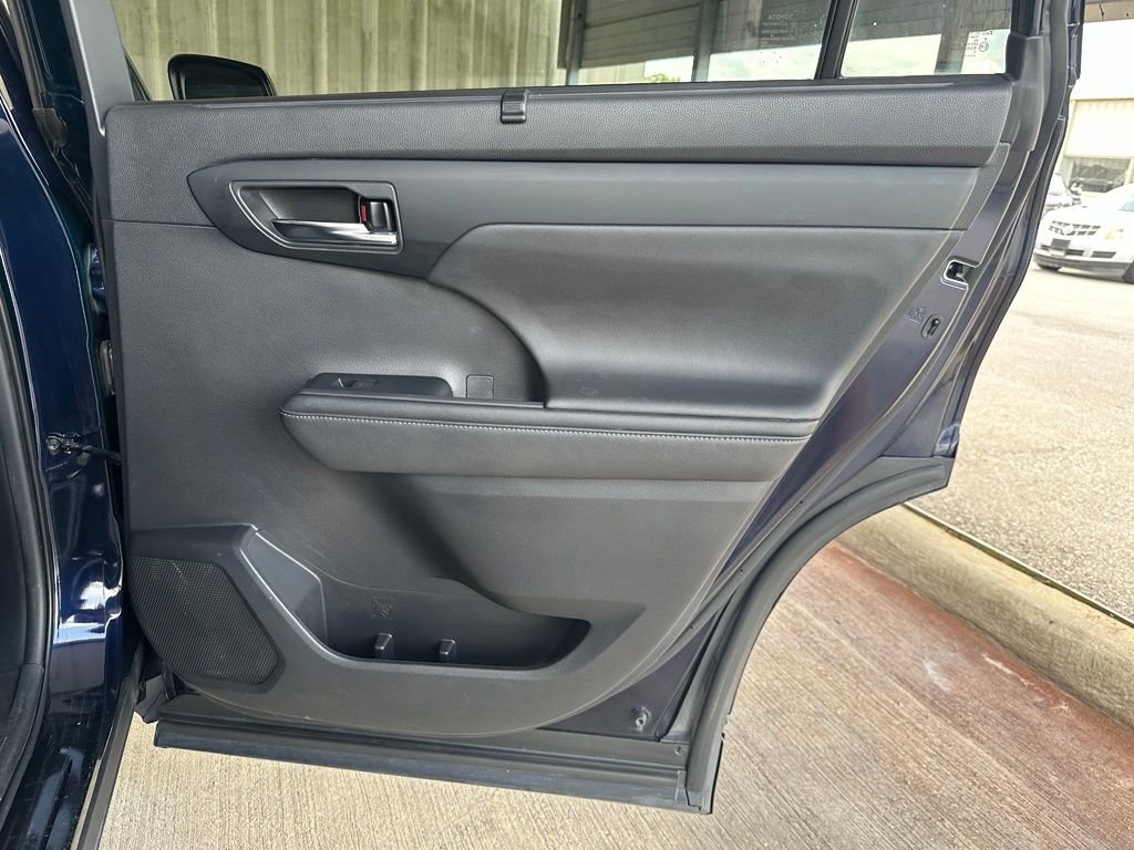 Used 2020  Toyota XLE image 33