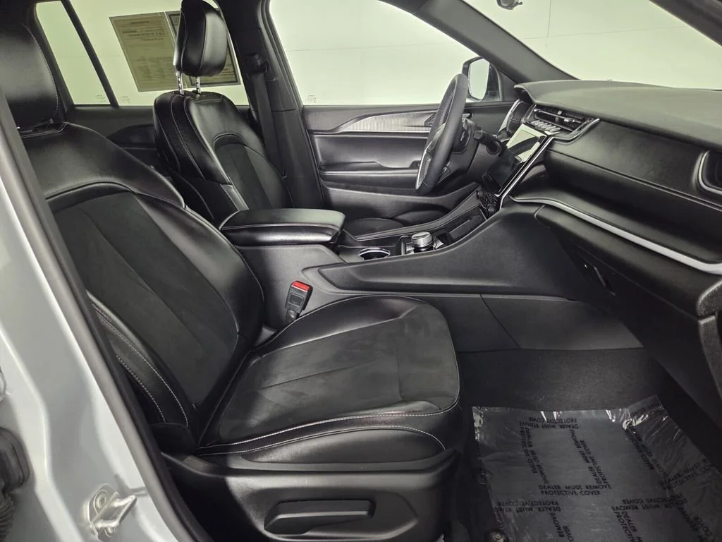 Used 2025 Silver Zynith Jeep Altitude image 32