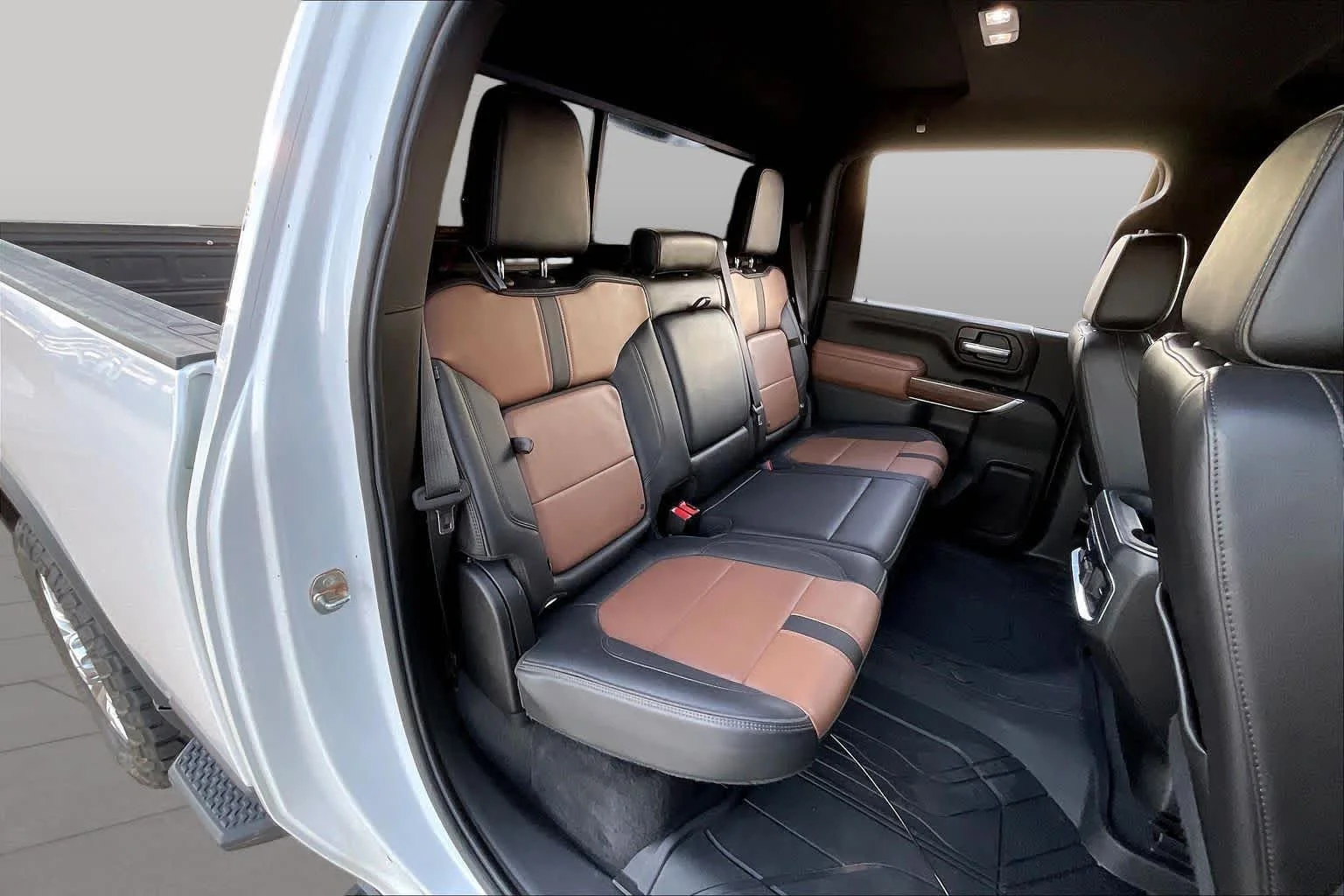 Used 2022 Iridescent Pearl Tricoat Chevrolet High Country image 17