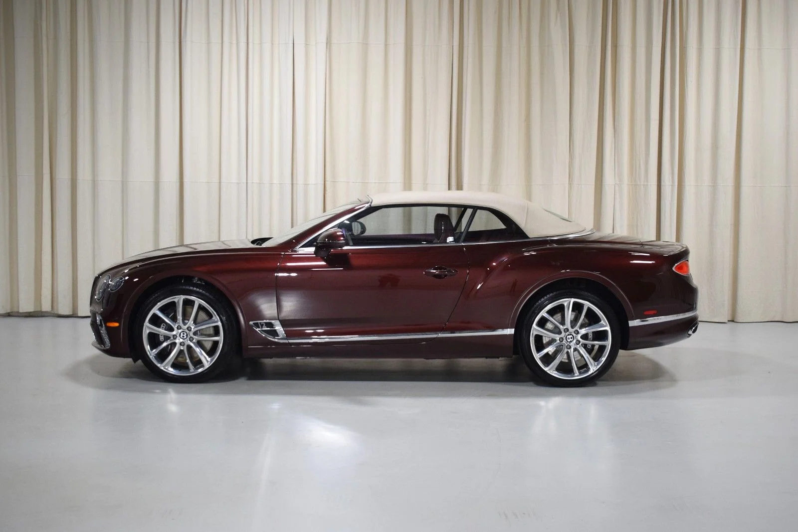 Used 2021 Red Bentley  image 16