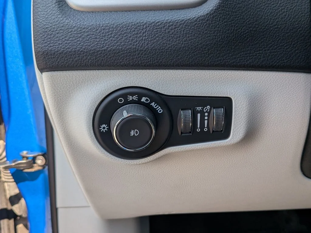 Used 2019 Blue Jeep Latitude image 19