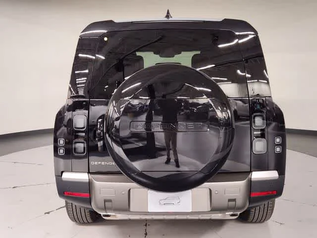 New 2026 Santorini Black Metallic Land Rover S image 10