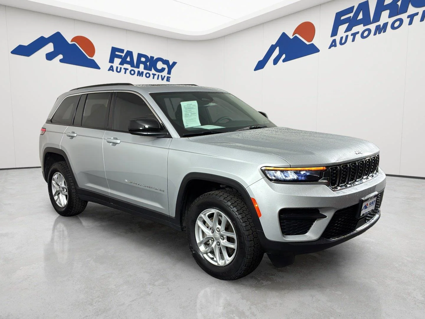Used 2024 Silver Zynith Jeep Laredo X image 2