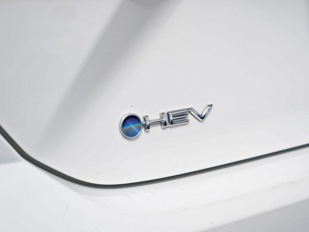 Used 2025 Wind Chill Pearl Toyota XSE image 30