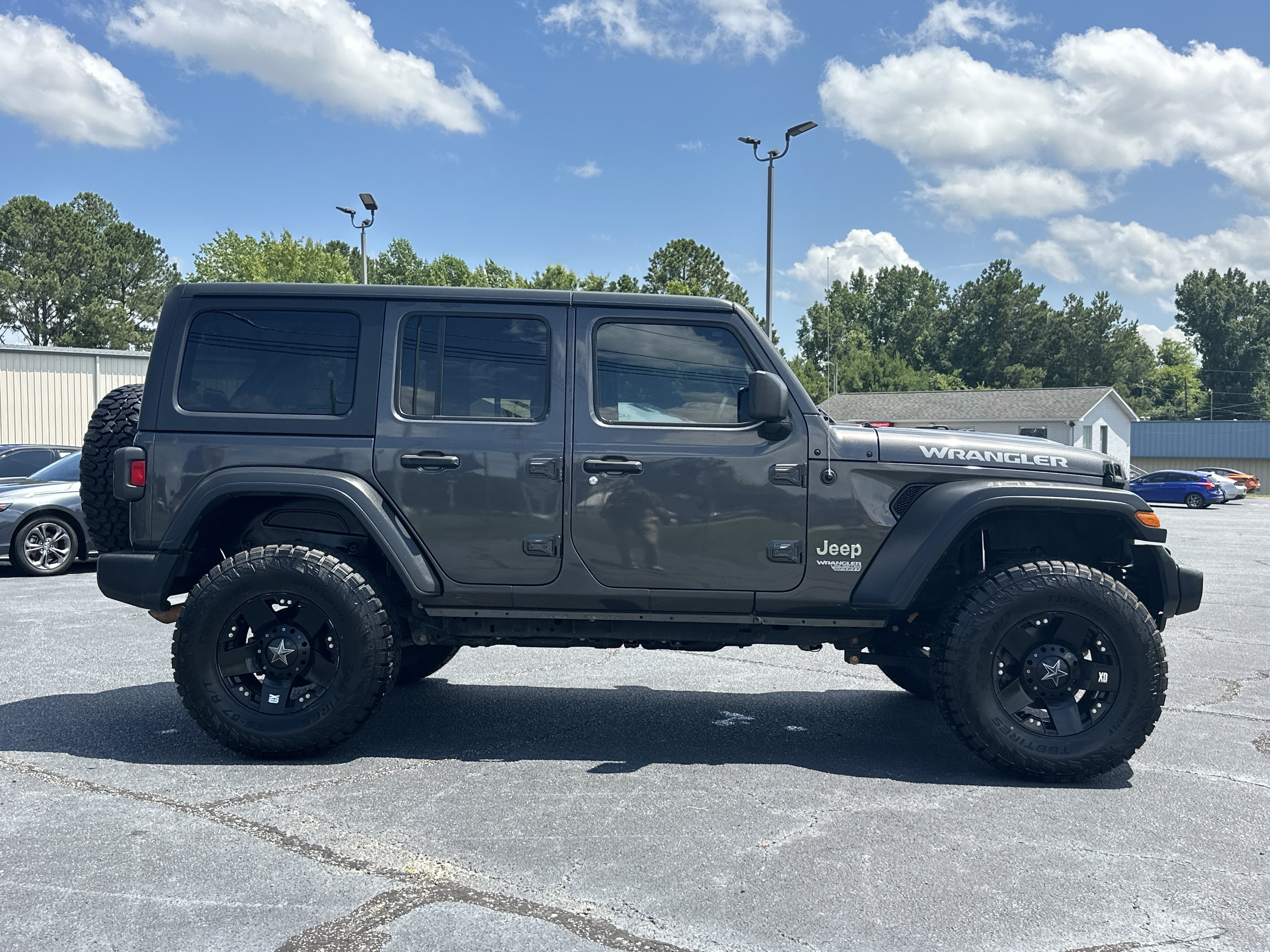 Used 2020 Granite Crystal Metallic Clearcoat Jeep Sport S image 9