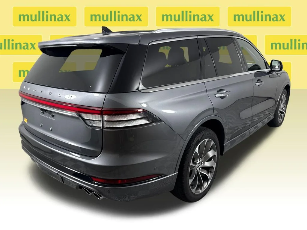 Used 2023 Gray Lincoln Grand Touring image 4
