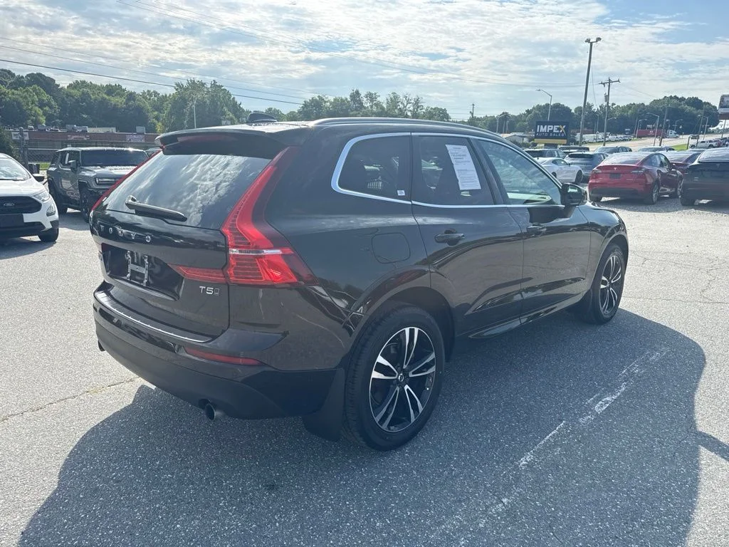 Used 2020 Black Volvo T5 Momentum image 3