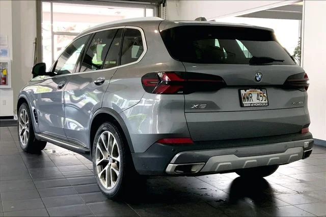 Used 2024 Skyscraper Grey Metallic BMW xDrive40i image 5