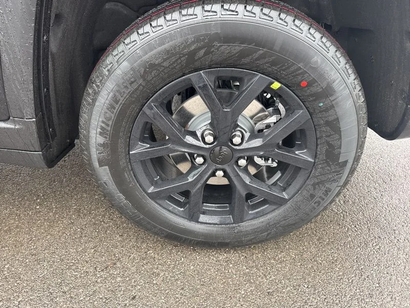 New 2026 Diamond Black Crystal Pearl-Coat Exterior Paint Jeep Laredo Altitude image 35