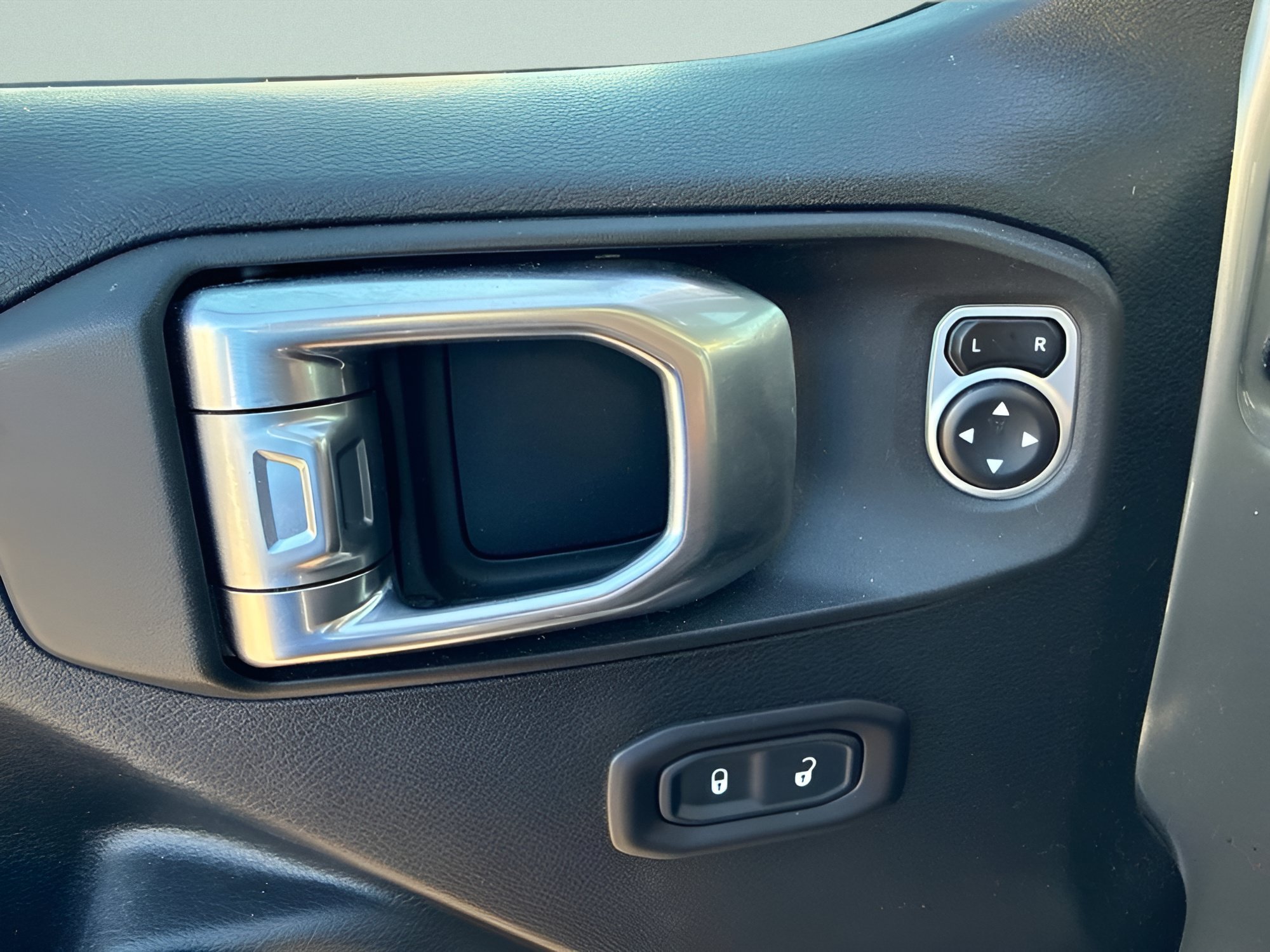 Used 2018 Billet Silver Metallic Clearcoat Jeep Unlimited Sport S image 18
