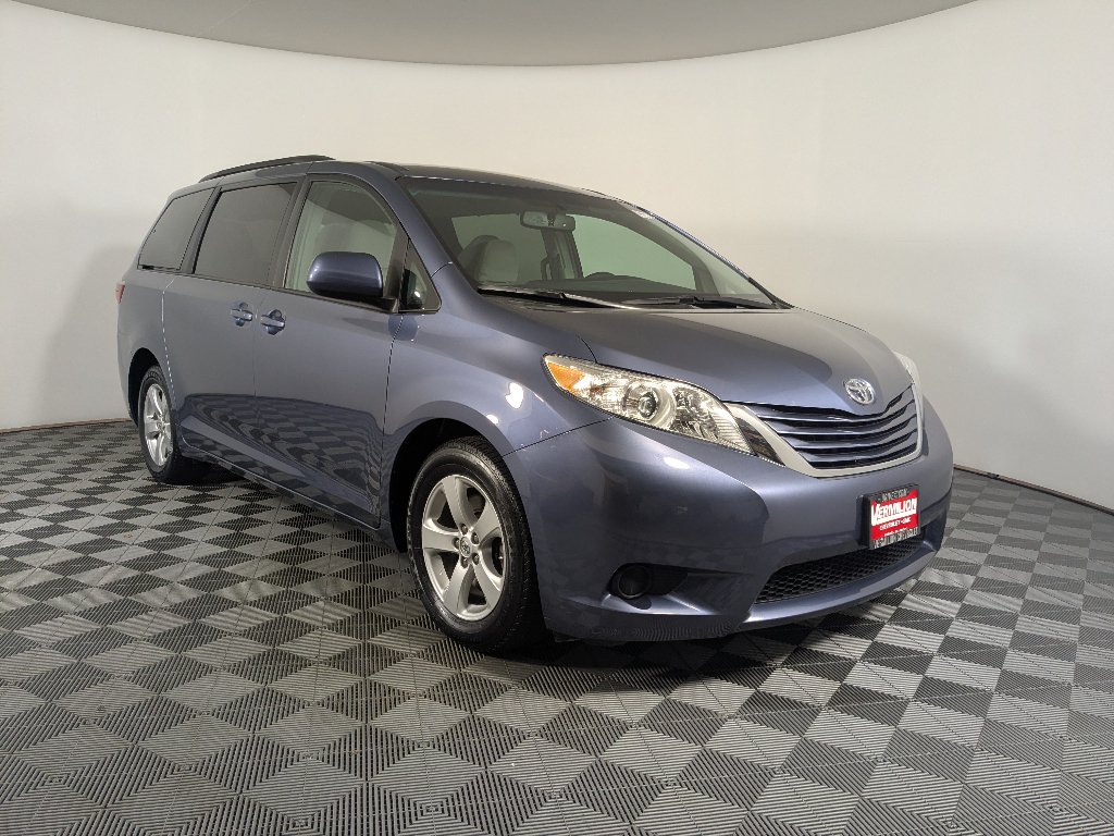 Used 2015 Toyota Sienna LE with VIN 5TDKK3DC5FS689886 for sale in Tilton, IL