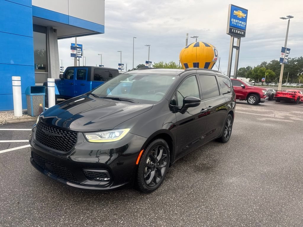 2022 Chrysler Pacifica Touring L's photo