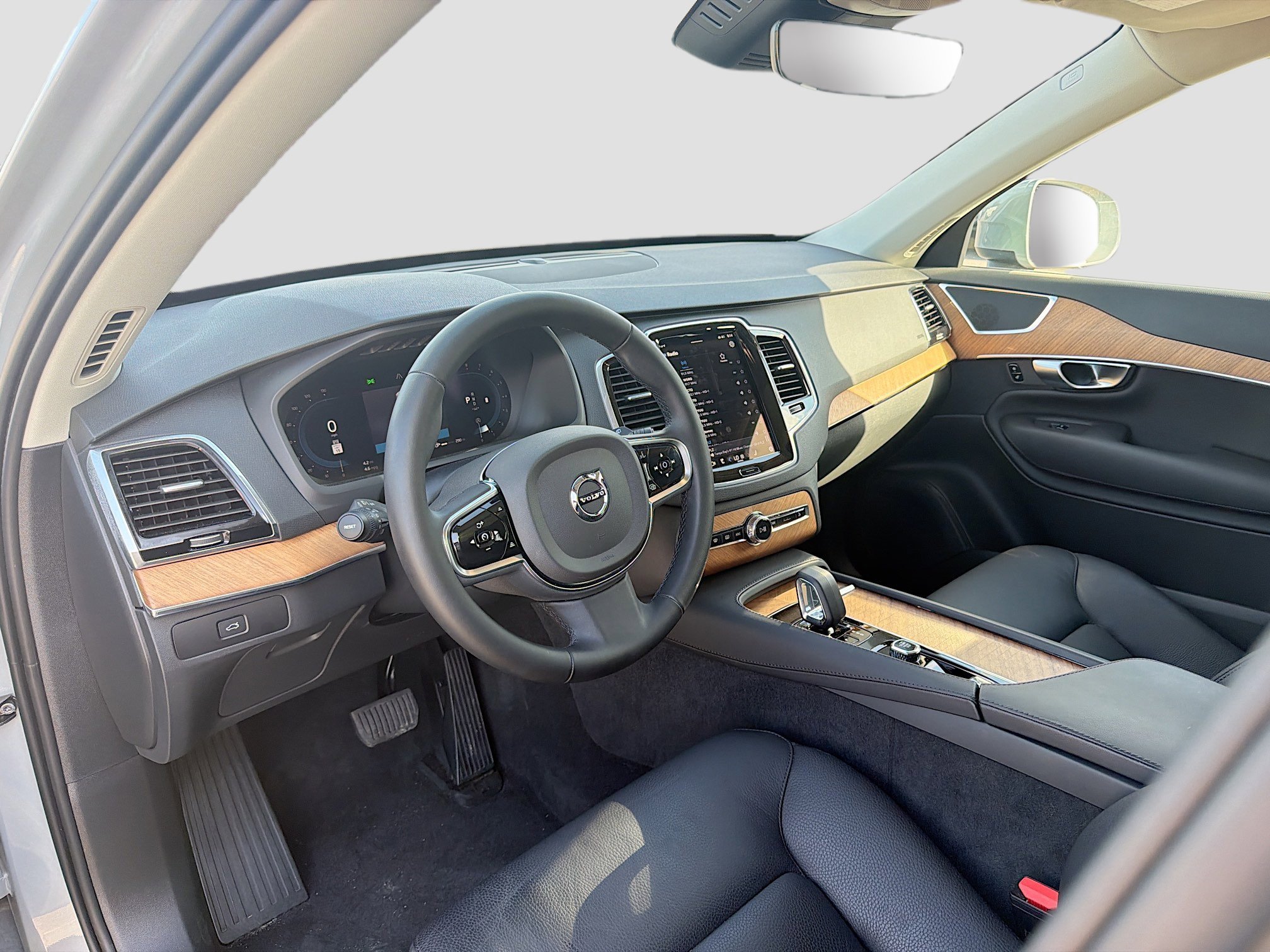 Used 2024 Vapour Gray Metallic Volvo Plus Bright Theme image 26