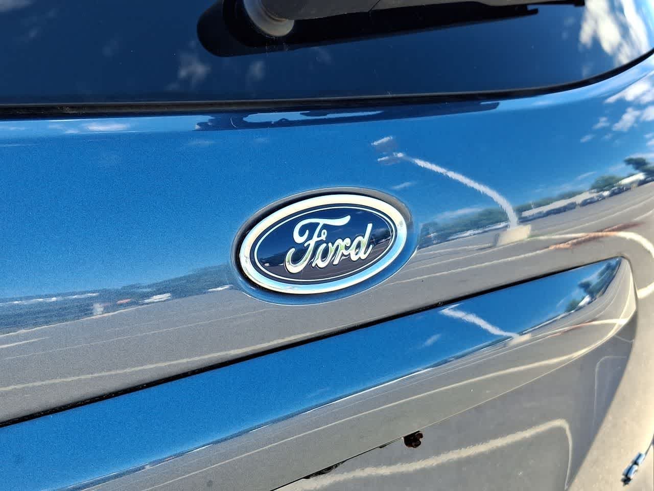 Used 2022 Blue Metallic Ford SE image 28