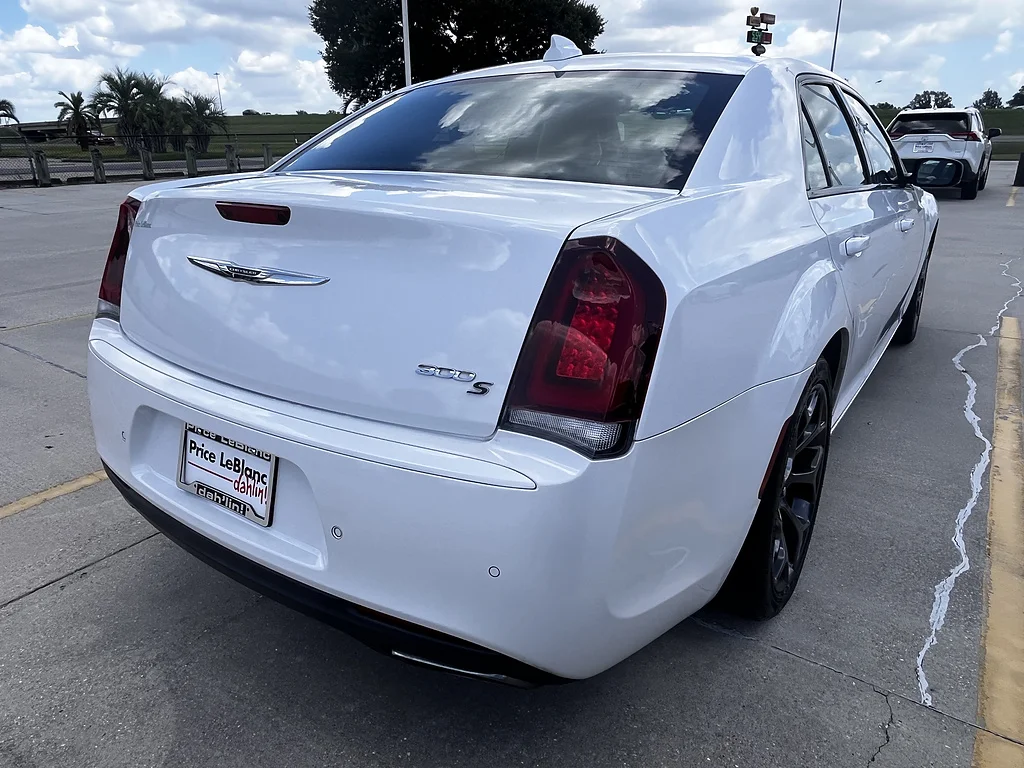 Used 2016 Bright White Clear Coat Chrysler S image 3