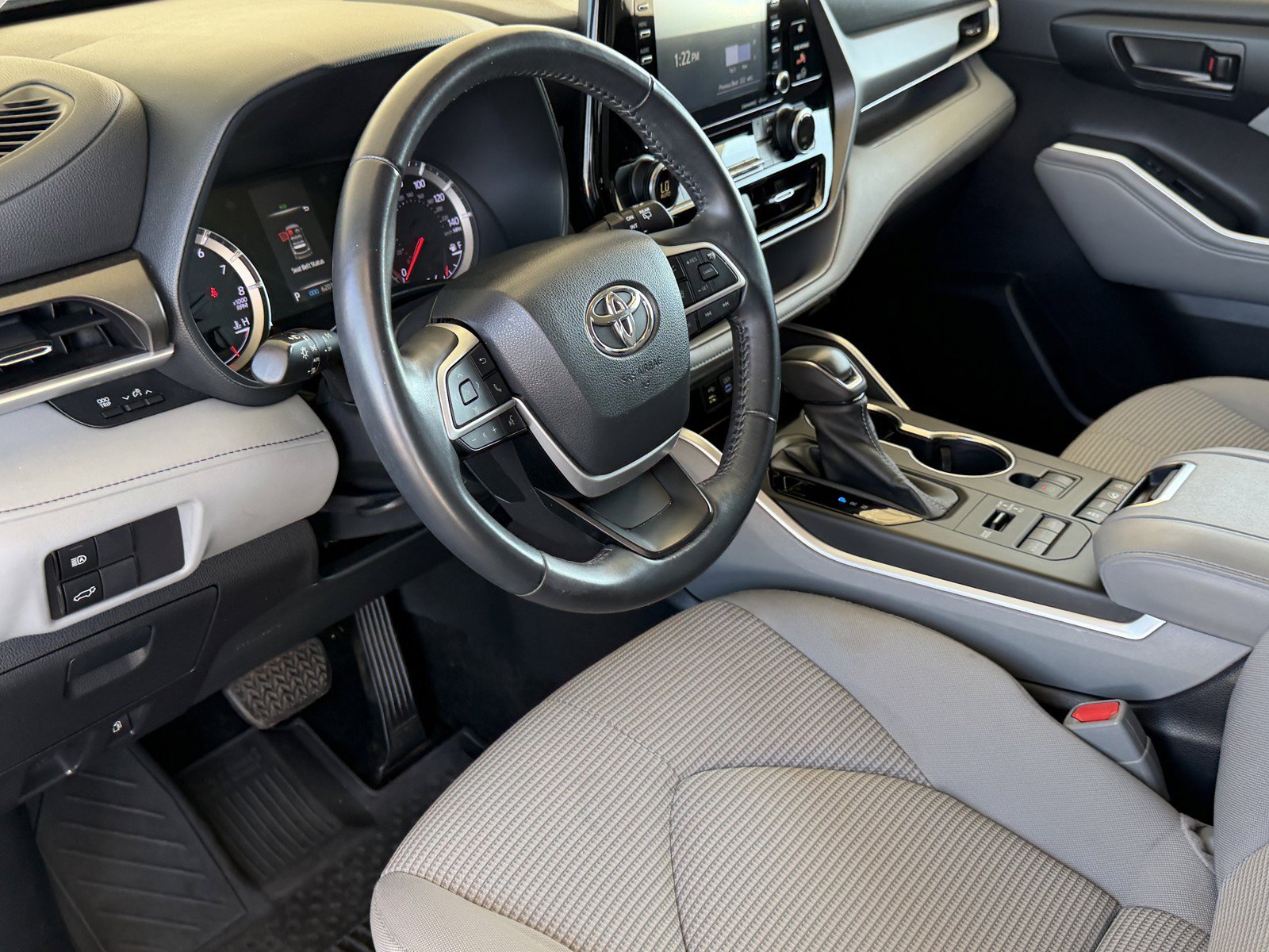 Certified Used 2022 Moon Dust Toyota LE image 19