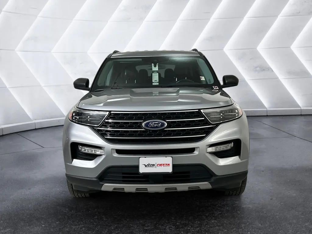 Used 2023 Silver Ford XLT image 2