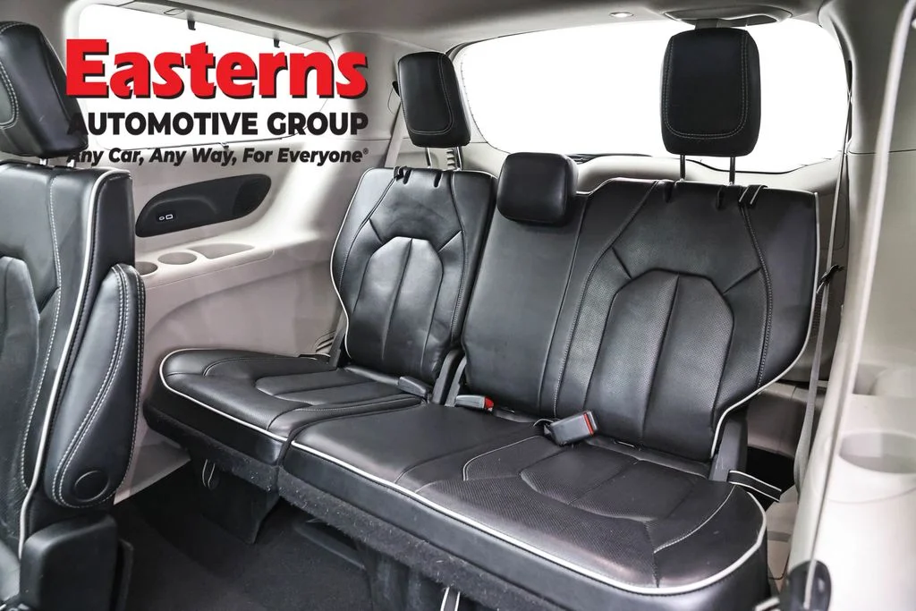 Used 2023 White Chrysler Limited image 27