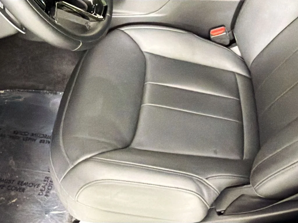 Used 2023 Fuji White Land Rover SE Dynamic image 20