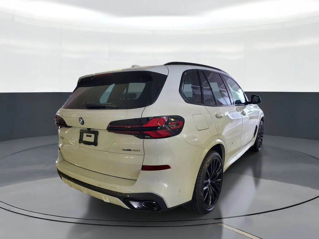 Used 2026 White BMW sDrive40i image 3