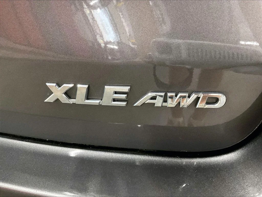 Used 2016 Gray Toyota XLE V6 image 11