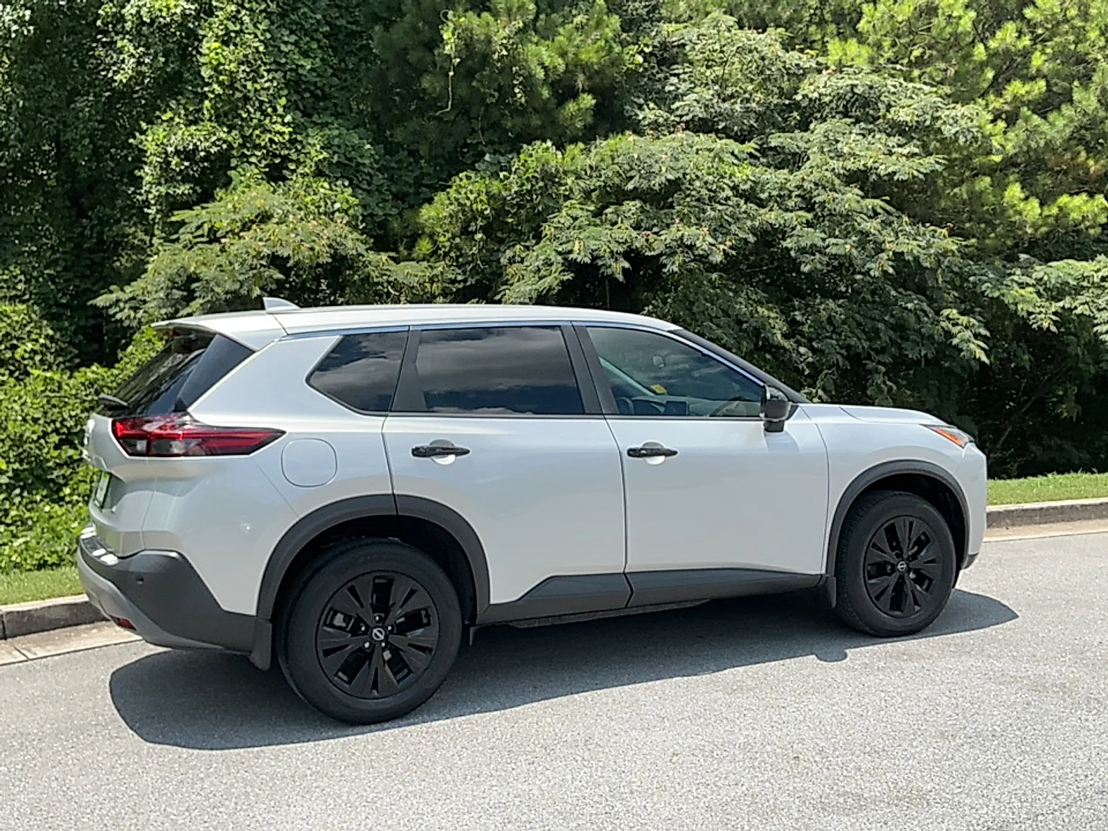 Used 2023  Nissan SV FWD image 2