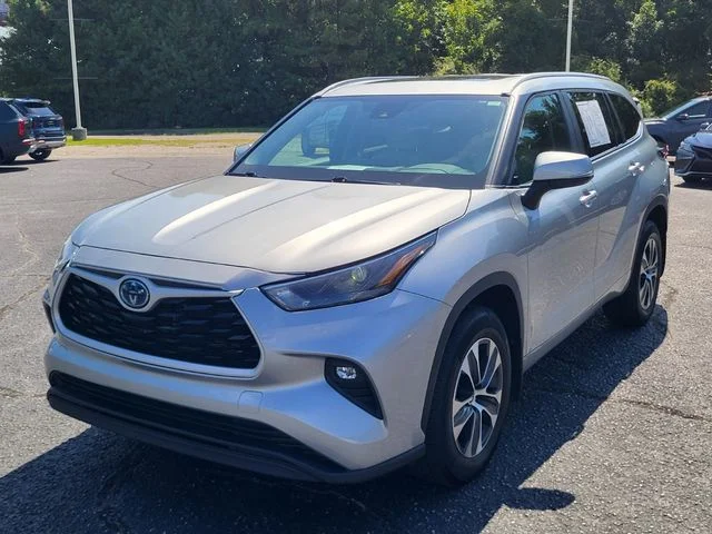 Used 2024 Silver Toyota XLE image 7