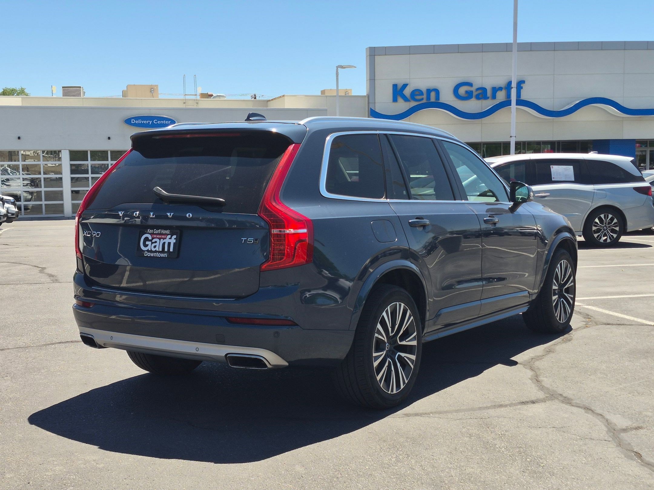 Used 2021 Denim Blue Metallic Volvo Momentum image 3
