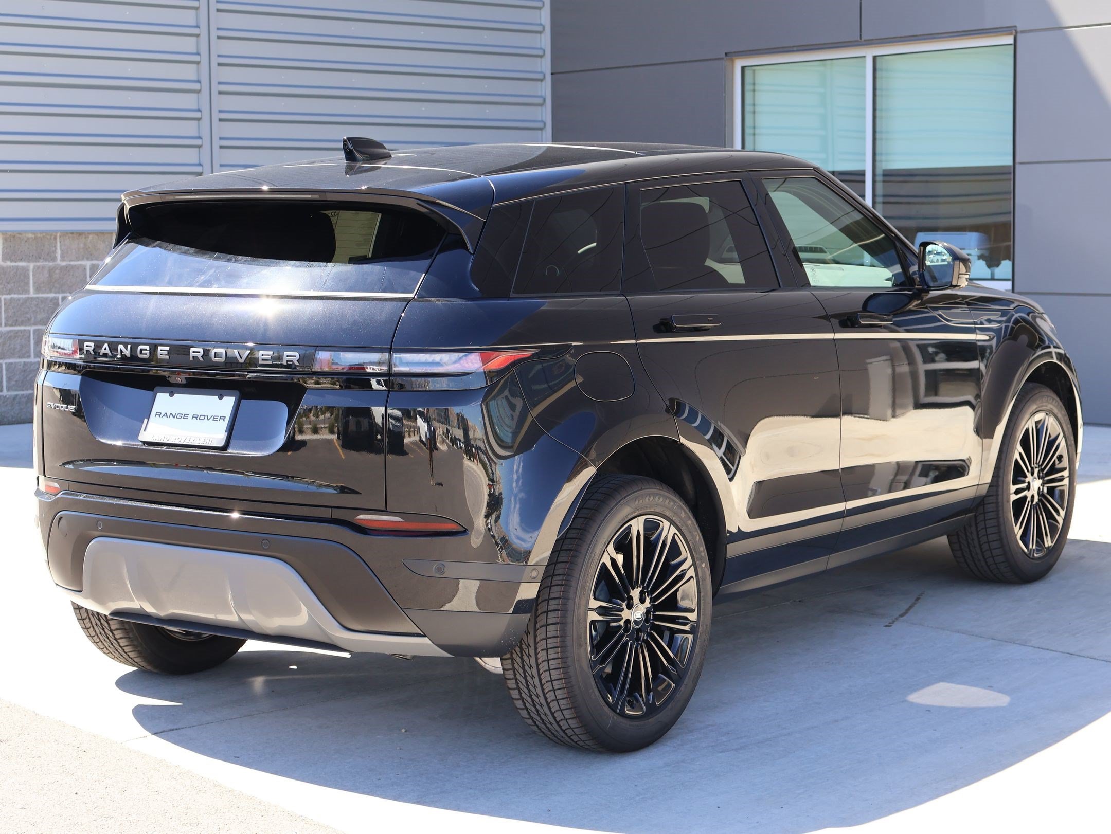 New 2026 Santorini Black LAND ROVER S image 5