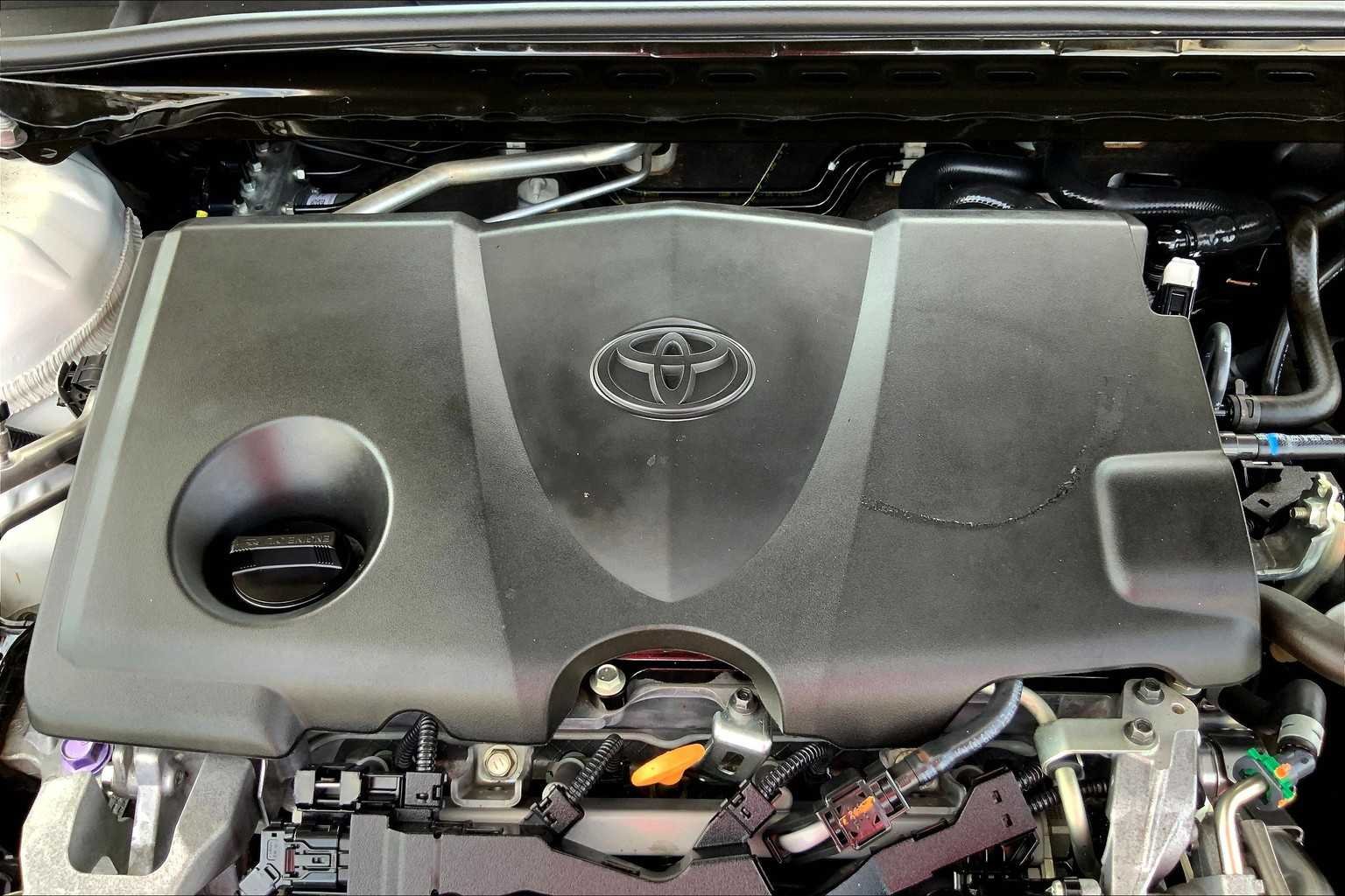 Used 2018 Super White Toyota SE image 31