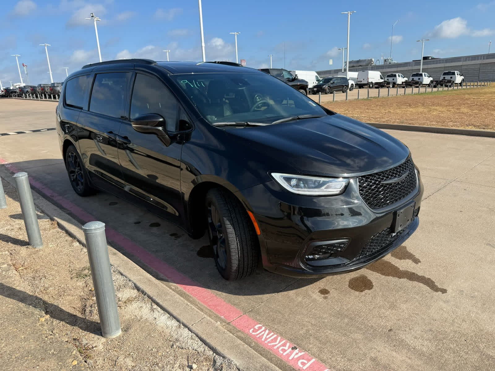 Used 2022 Brilliant Black Crystal Pearlcoat Chrysler Touring L image 3